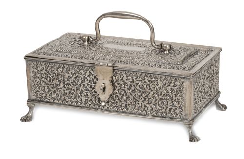 Caja de plata con profusa decoración vegetal y patas de gar