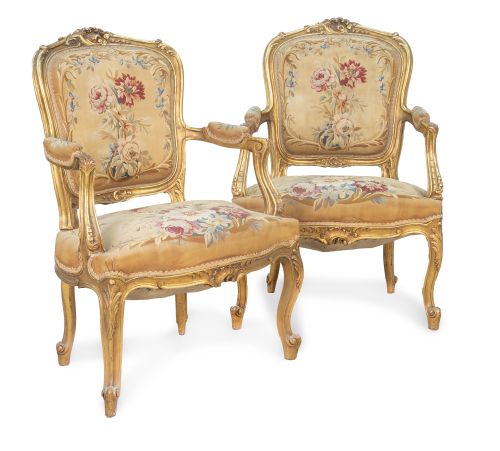 Pareja de sillas de brazos de estilo Luis XV de madera tall