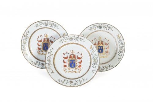 Juego de tres platos blasonados en porcelana china para la 