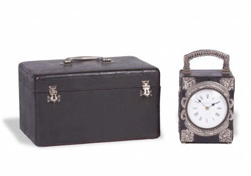 W. Thornhill & Co*, London.Reloj de viaje en piel con apli