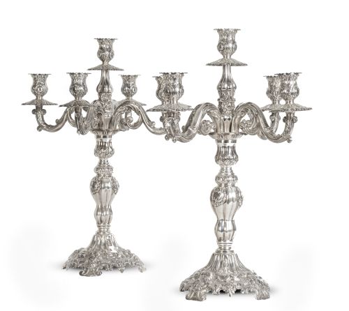 Pareja de candelabros de plata de cinco brazos de luz, con 