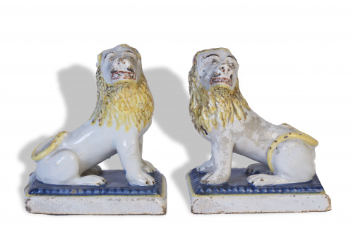 Pareja de leones sentados de cerámica  S. XIX.