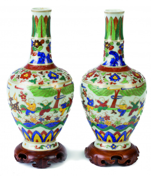 Pareja de jarrones en porcelana esmaltada estilo wucai.Chi