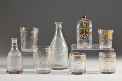 Vaso cilíndrico en cristal con decoración de flores doradas