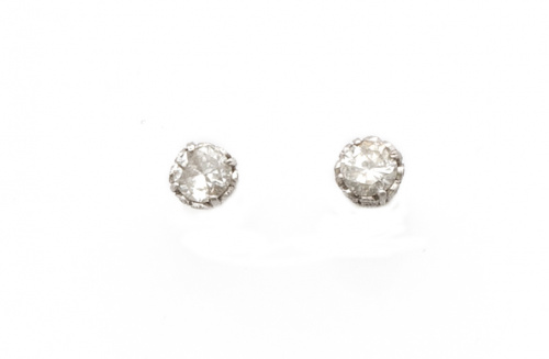 Pendientes dormilonas de brillantes que suman 1,10 ct.