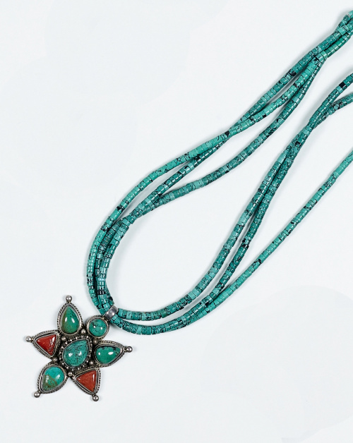 Collar de tres hilos de turquesa y medallón de estrella de 