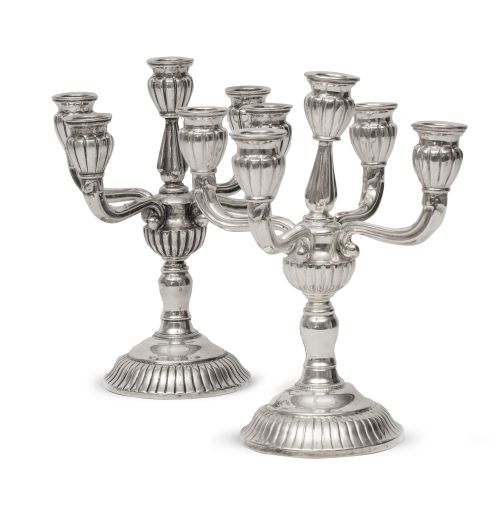 Pareja de candelabros de plata de cinco brazos. Con marcas.