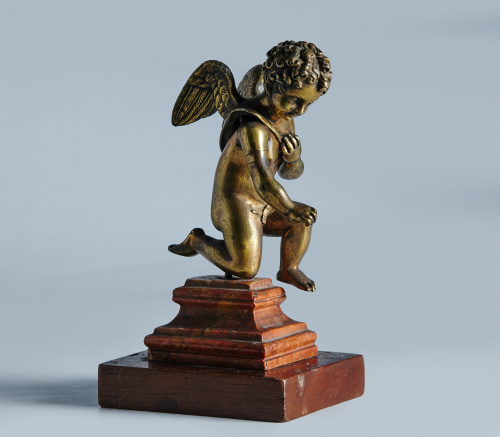 “Cupido”.Bronce dorado y cincelado, sobre plinto clásico 