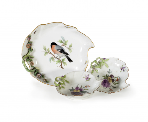 Pareja de entremeseras de porcelana esmaltada con bouquets 