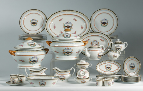 Vajilla de porcelana esmaltada con decoración de compañía d