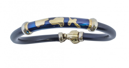 Brazalete de caucho con centro tubular de oro y esmalte azu