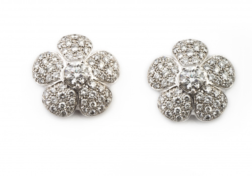 Pendientes flor con brillantes centrales que suman 0,40 ct 