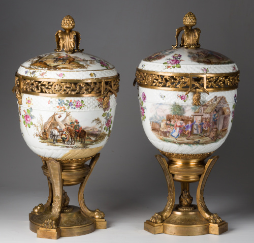 Pareja de “pot-pourries” en porcelana esmaltada y bronce, c