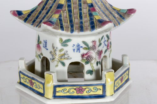 Pareja de págodas en porcelana de la “Familia rosa”.China,