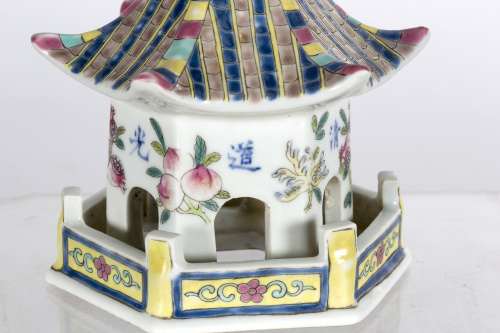 Pareja de págodas en porcelana de la “Familia rosa”.China,