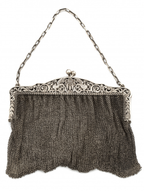 Bolso en malla de plata c 1920, con boquilla decorada por A