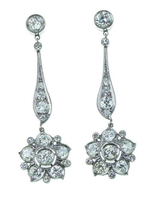 Pendientes largos de brillantes con flores que penden de fo