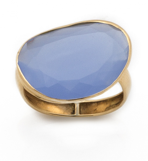 Sortija con ágata azul facetada en oro de 18K.