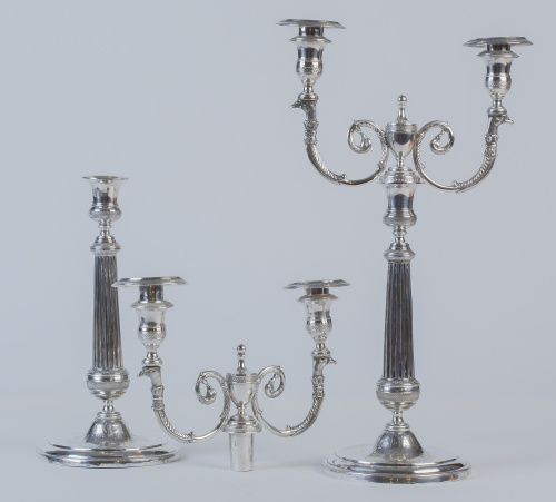 Pareja de candelabros, transformables en candeleros de plat