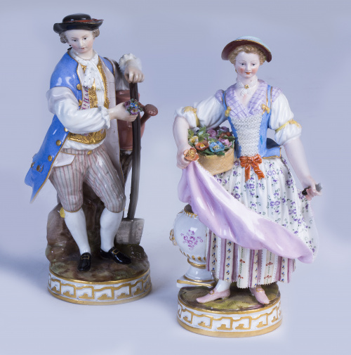 Pareja de figuras galantes de porcelana esmaltada.Meissen