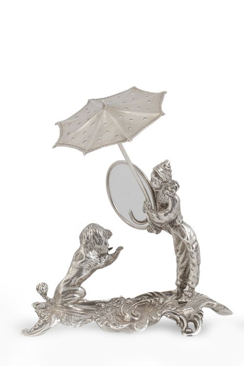 Palillero de plata con figura con león y figura de circo.