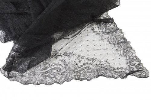 Mantilla triangular negra con plumetti, h. 1890.