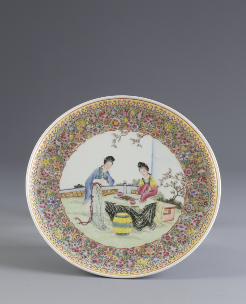 Plato en porcelana esmaltada con escena cotidiana.China, 