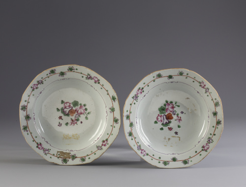 Pareja de platos soperos de porcelana esmaltada de la famil