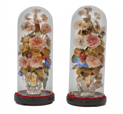 Pareja de fanales con floreros de porcelana dorada y flores