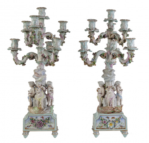 Pareja de candelabros de porcelana esmaltada de seis brazos