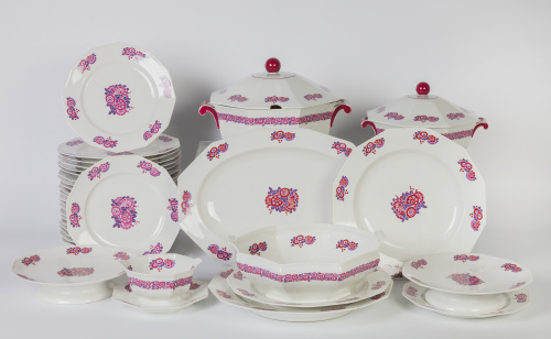 Vajilla de porcelana esmaltada, decorada con flores.Limog