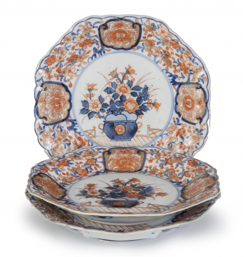 Lote de tres platos de estilo imari de porcelana esmaltada 