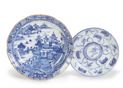 Lote de dos platos en porcelana en azul y blanco, uno con a