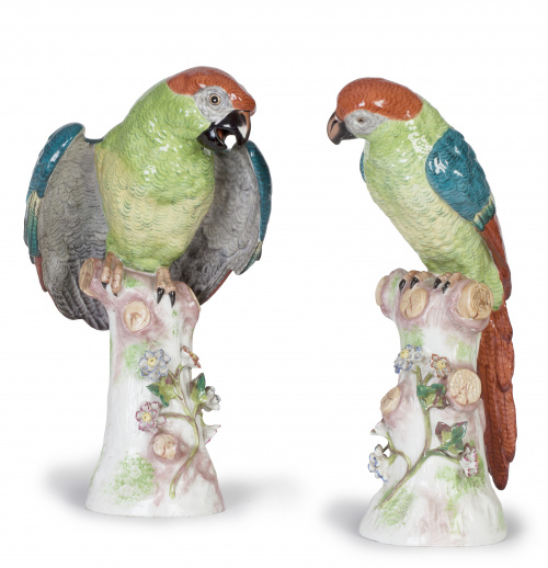 Pareja de loros en porcelana esmaltada.París, S. XIX.