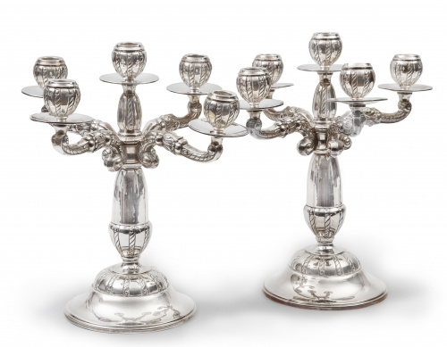 Pareja de candelabros de plata de cinco brazos de luz, marc