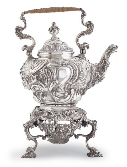 Samovar rococó, en plata fundida, repujada y cincelada.Lo