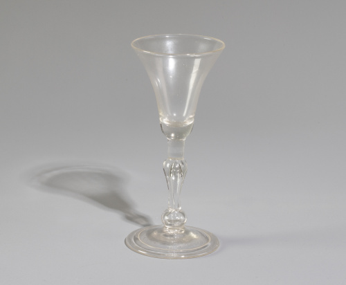 Copa de vidrio transparente. Inglaterra, h. 1740 - 1750.