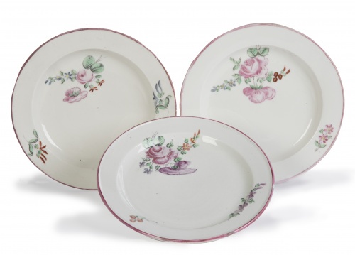 Lote de tres platos de "porcelana de Alcora".Serie de las