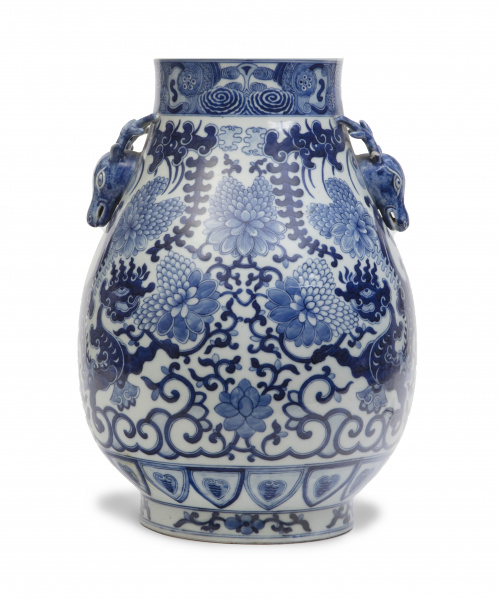 Jarrón en porcelana esmaltado en azul y blanco con flores, 