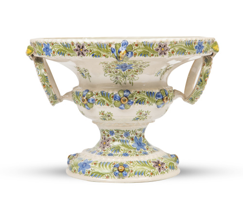 Copa con argollas de cerámica esmaltada con decoración flor
