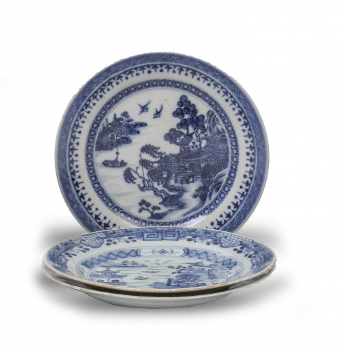 Lote de tres platos de Compañía de Indias de porcelana esma