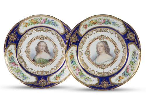 Pareja de platos en porcelana esmaltados en azul real con d