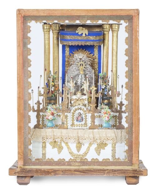 Altar con la Virgen del Pilar.Escaparate en papel recorta