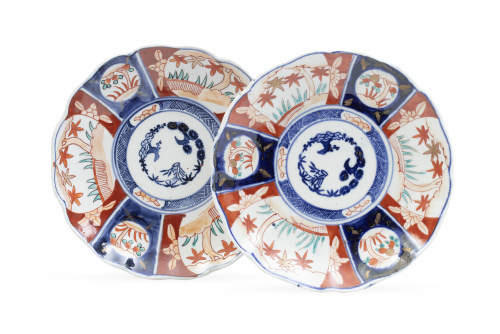 Pareja de platos de porcelana esmaltada de estilo Imari.J