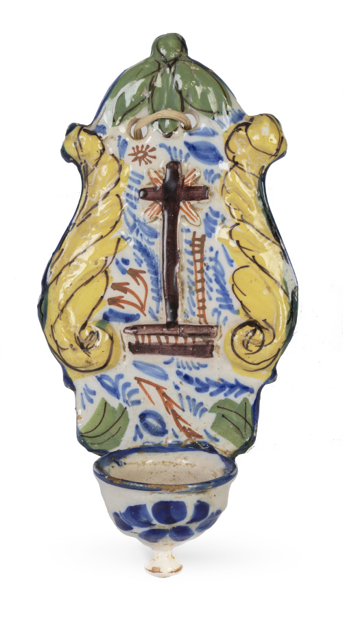 Benditera de cerámica esmaltada. Manises, S. XIX.