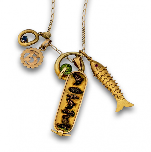 Cadena en oro de 18K con cinco charms colgantes.