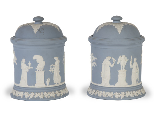 Pareja de tarros con tapa en porcelana.Wedgwood, S. XX.