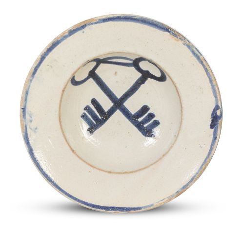 Plato de cerámica esmaltada en azul y blanco con dos llaves