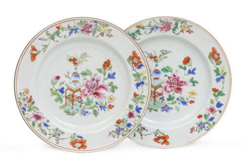 Pareja de platos de porcelana esmaltada de Compañía de Indi