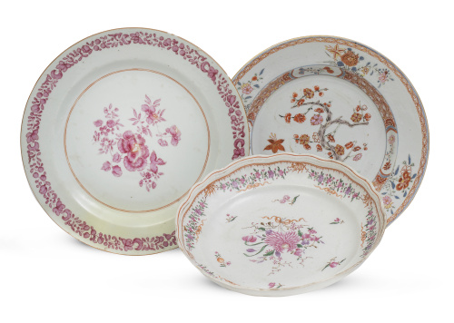 Lote de tres platos de porcelana esmaltada de Compañía de I